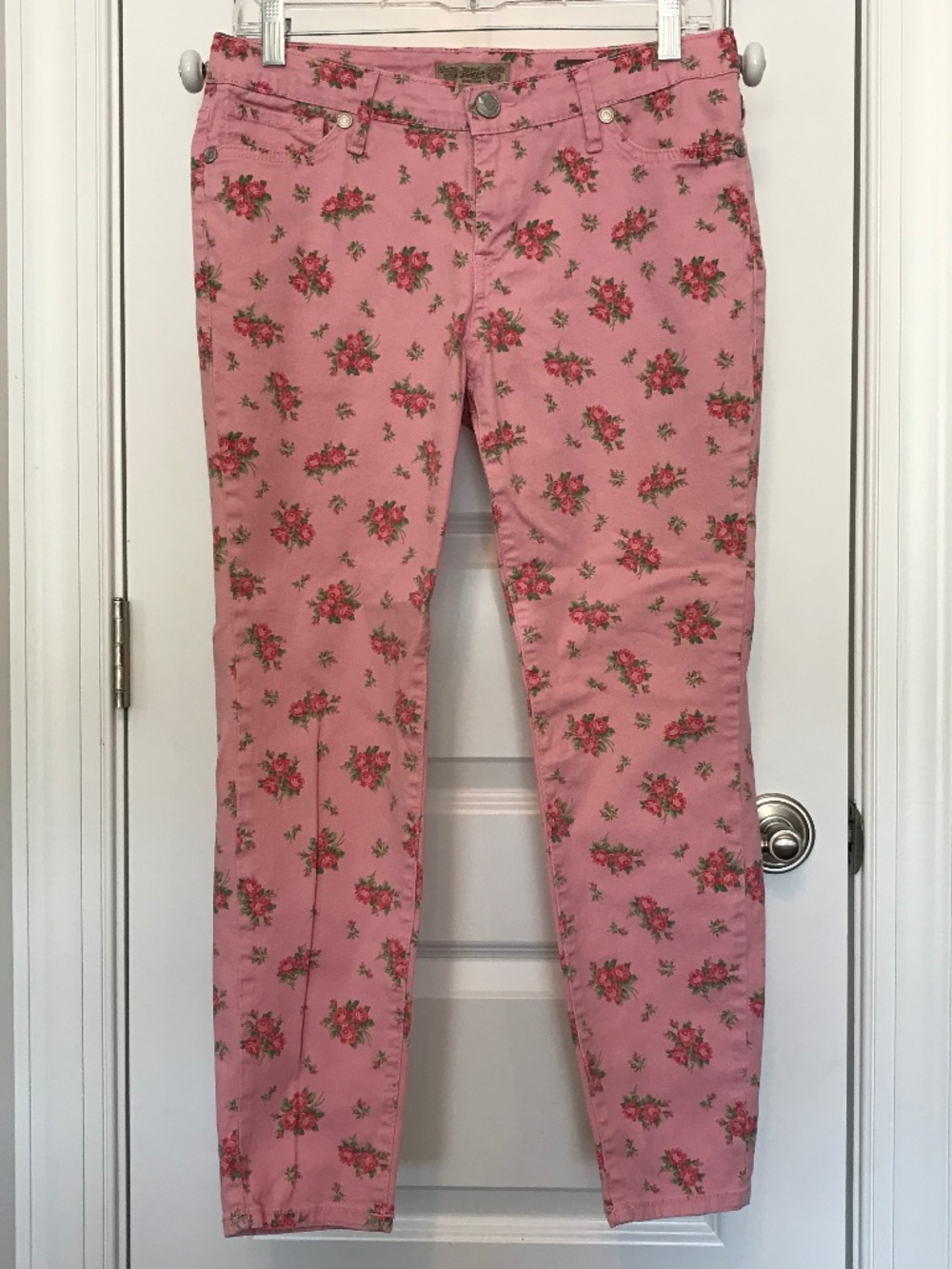Nine West 5 pocket matchstick skinny pink jeans with floral print (28 / 6r)